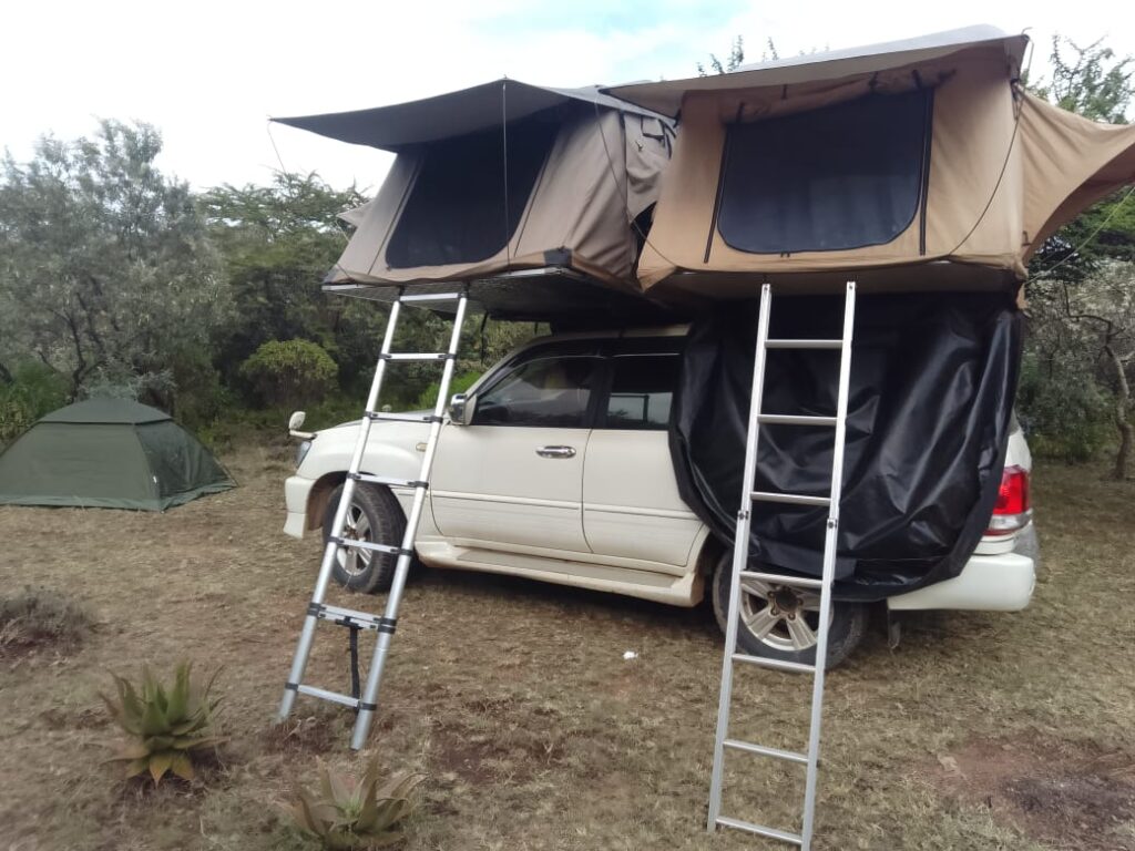 Land-cruiser-with-family-rooftop-tent
